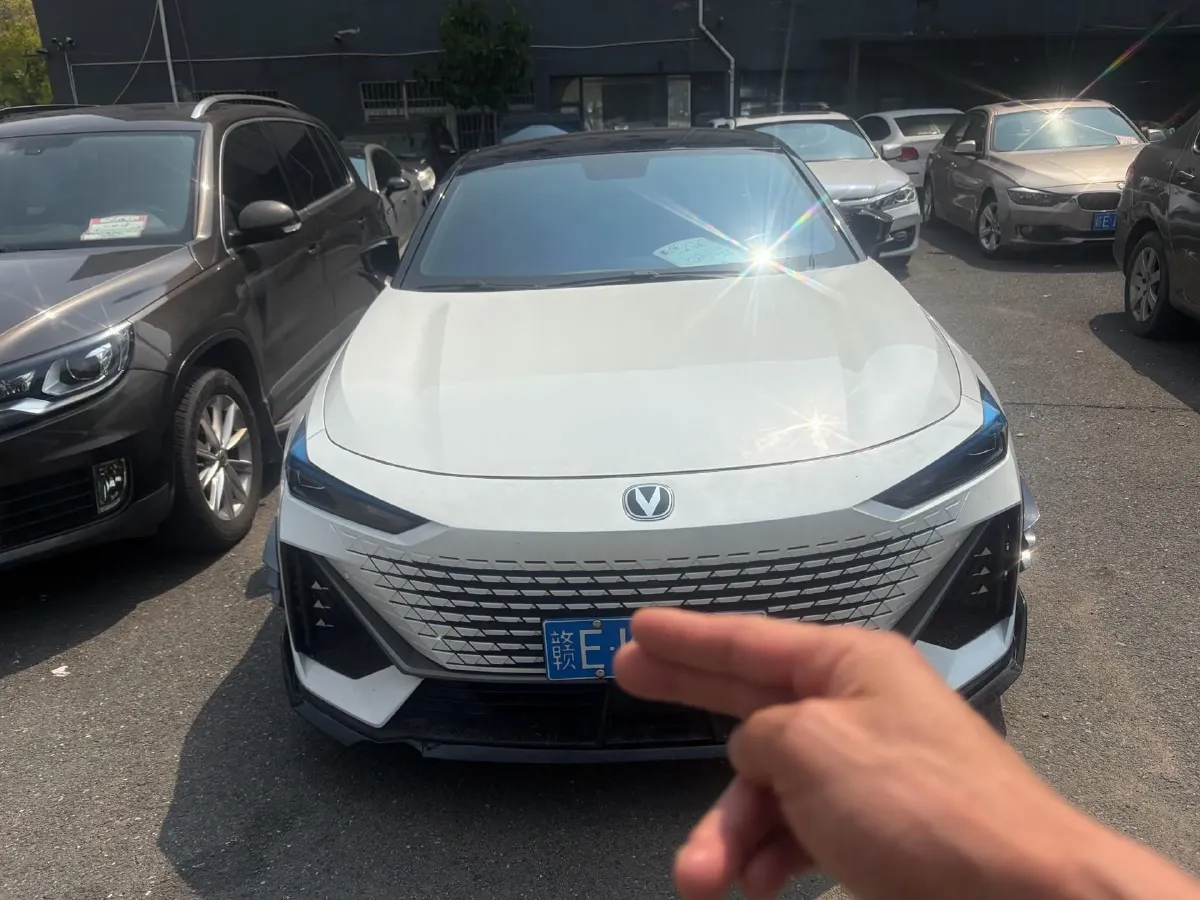 2022 ChangAn UNI-V 1.5T 188HP L4 7DCT,autocango,china used car exporter,china ev exporter,chinese used car exporter,chinese used ev exporter