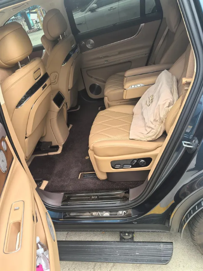 2025 AITO AITO M9 REEV 160HP REEV 52KWH,autocango,china used car exporter,china ev exporter,chinese used car exporter,chinese used ev exporter