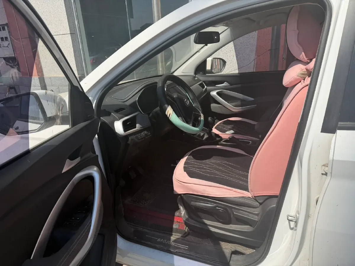 2020 BaoJun 530 1.5T 147HP L4 6MT,autocango,china used car exporter,china ev exporter,chinese used car exporter,chinese used ev exporter