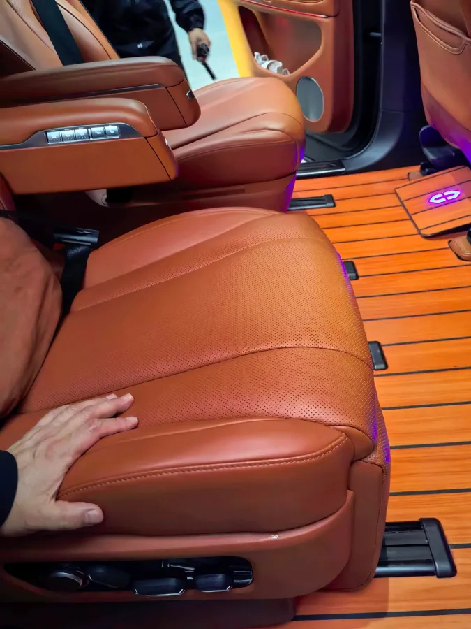 2024 AITO AITO M9 1.5T 152HP L4 REEV 42KWH,autocango,china used car exporter,china ev exporter,chinese used car exporter,chinese used ev exporter