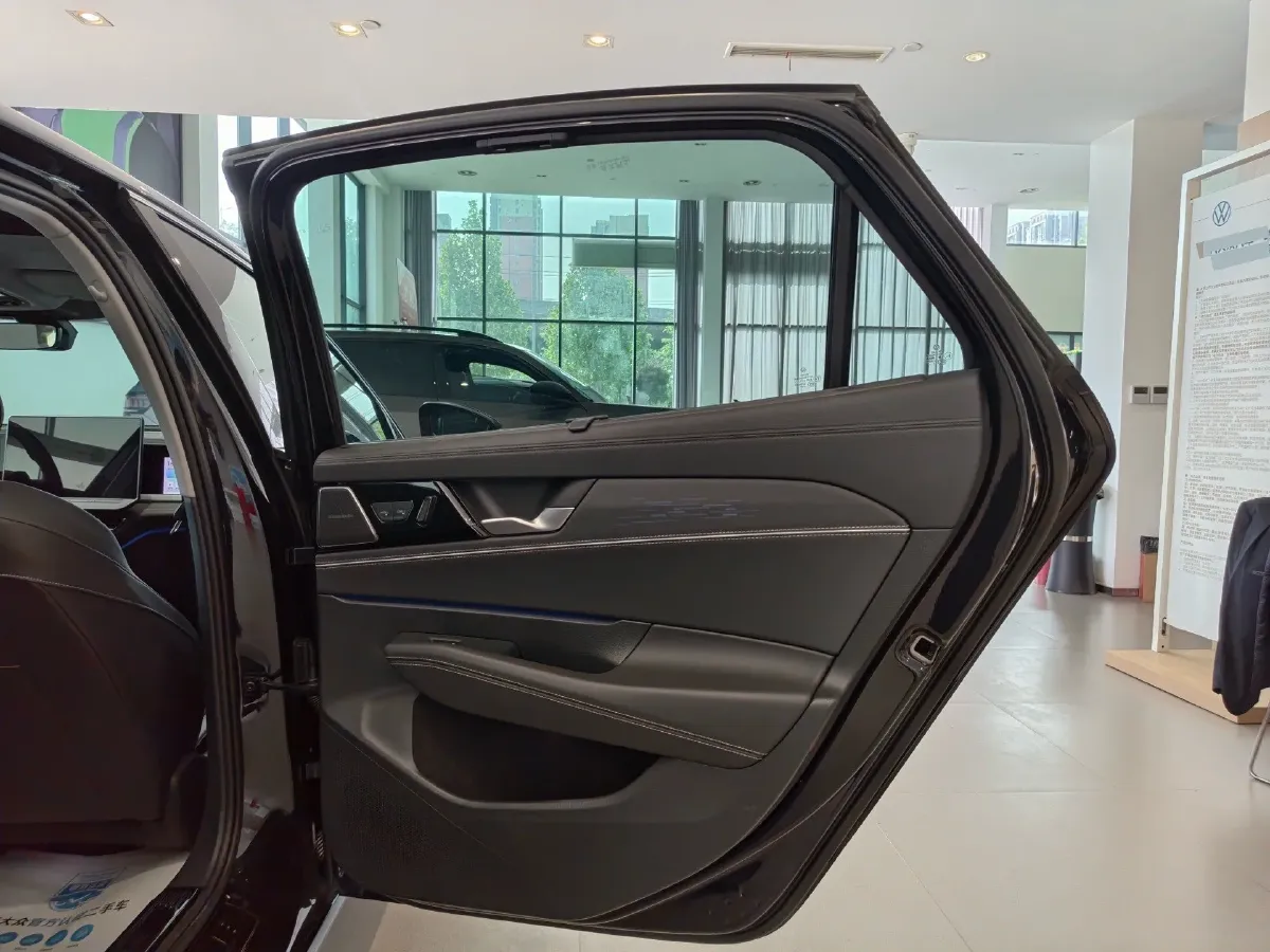 2025 Volkswagen Passat 2.0T 220HP L4 7DCT,autocango,china used car exporter,china ev exporter,chinese used car exporter,chinese used ev exporter