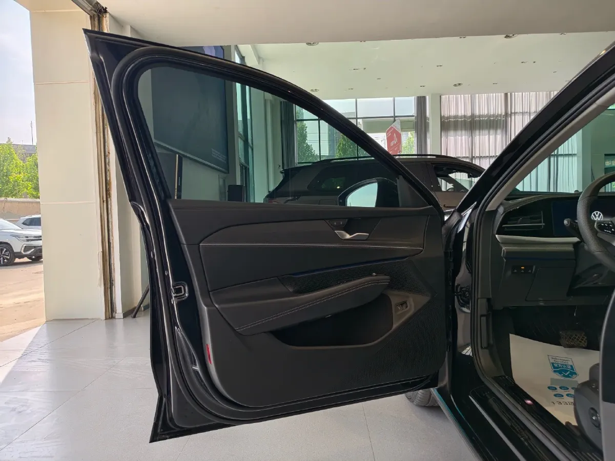 2025 Volkswagen Passat 2.0T 220HP L4 7DCT,autocango,china used car exporter,china ev exporter,chinese used car exporter,chinese used ev exporter