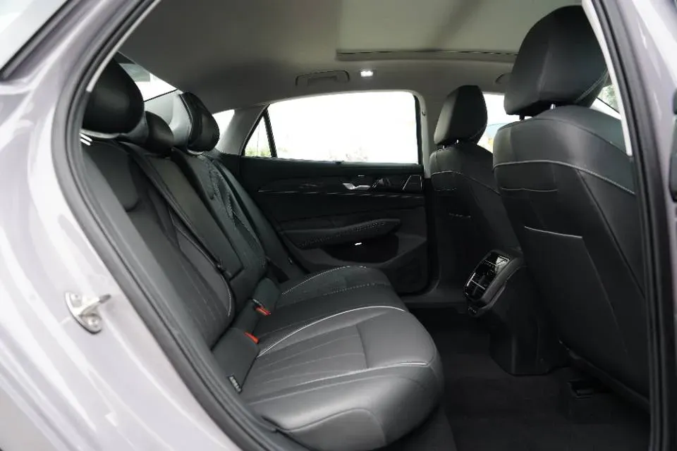 2025 Volkswagen Passat 2.0T 220HP L4 7DCT,autocango,china used car exporter,china ev exporter,chinese used car exporter,chinese used ev exporter