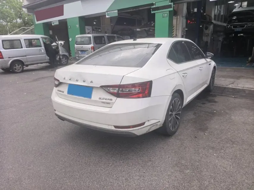 2018 Skoda Superb 1.8T 180HP L4 7DCT,autocango,china used car exporter,china ev exporter,chinese used car exporter,chinese used ev exporter