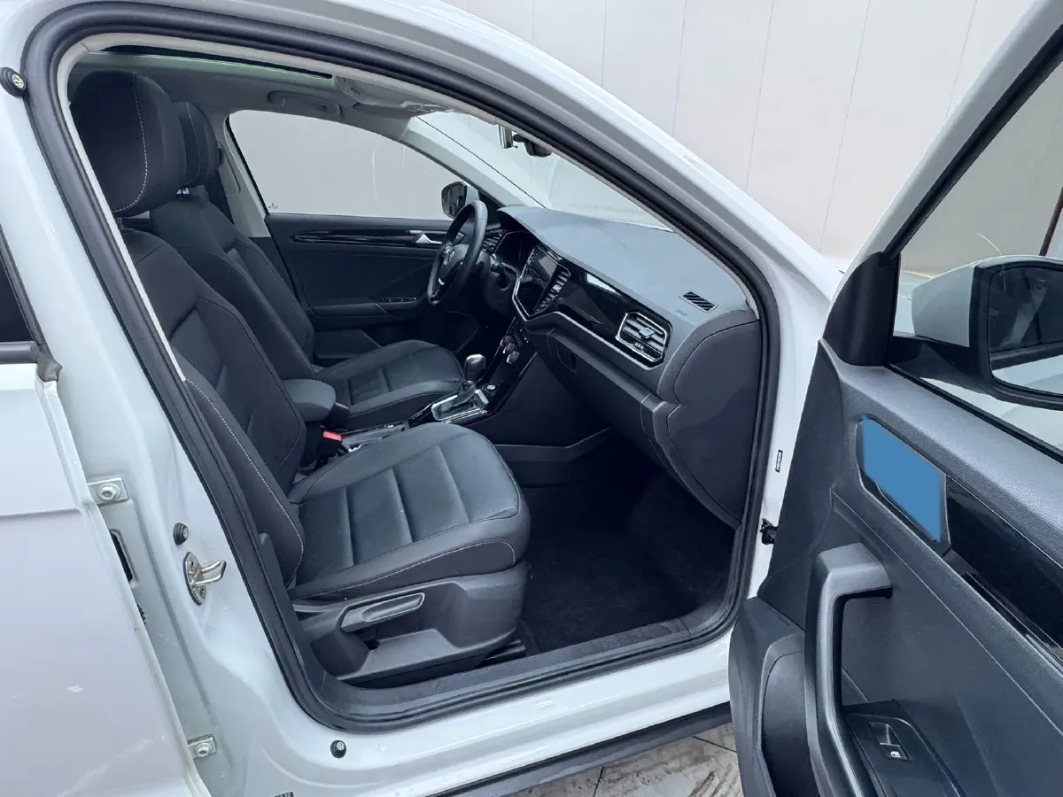 2022 Volkswagen T-Roc 1.4T 150HP L4 7DCT,autocango,china used car exporter,china ev exporter,chinese used car exporter,chinese used ev exporter