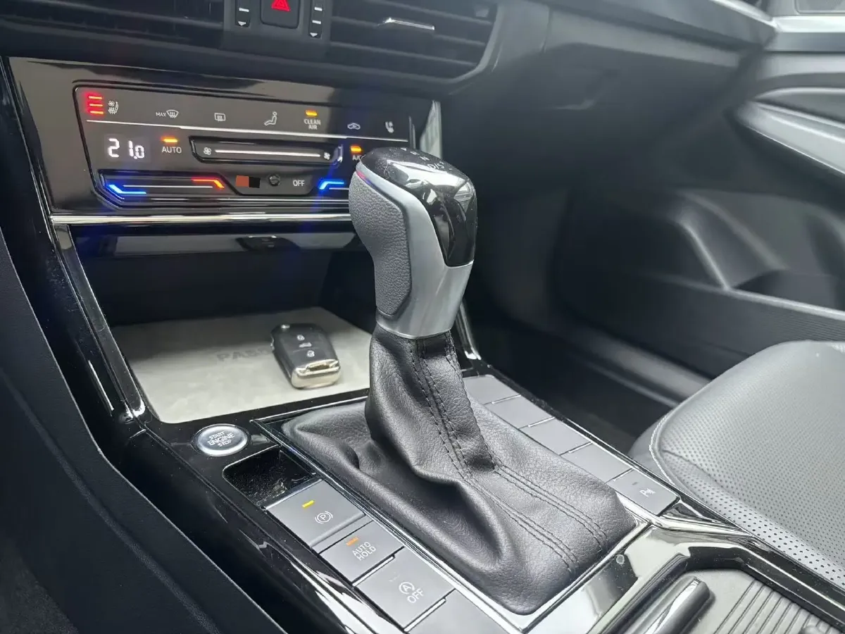 2025 Volkswagen Passat 2.0T 220HP L4 7DCT,autocango,china used car exporter,china ev exporter,chinese used car exporter,chinese used ev exporter