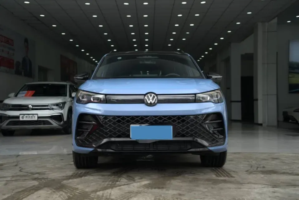 2025 Volkswagen Tiguan L 2.0T 220HP L4 7DCT,autocango,china used car exporter,china ev exporter,chinese used car exporter,chinese used ev exporter