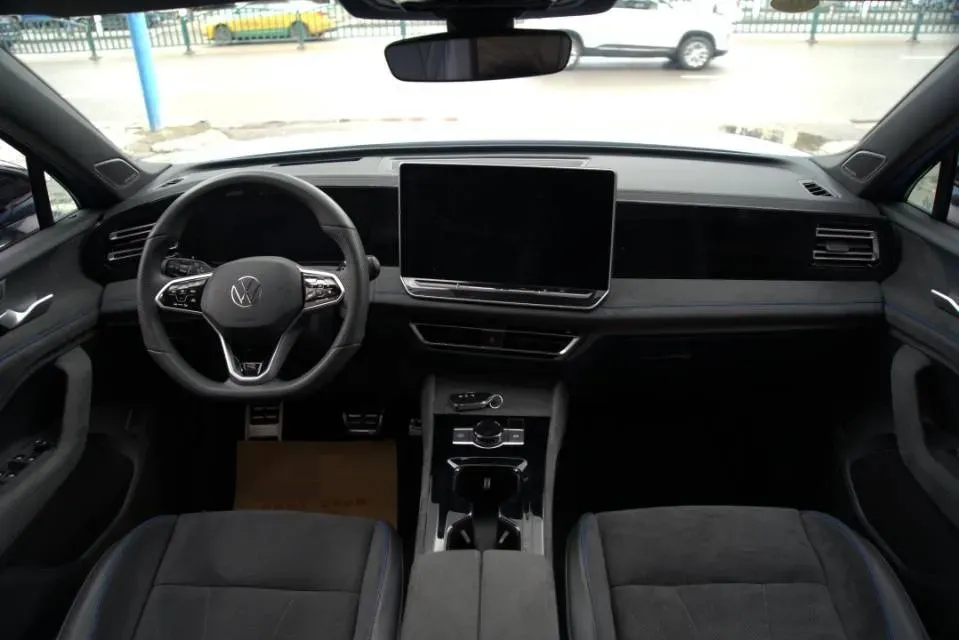 2025 Volkswagen Tiguan L 2.0T 220HP L4 7DCT,autocango,china used car exporter,china ev exporter,chinese used car exporter,chinese used ev exporter