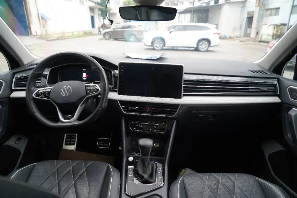 2024 Volkswagen Tiguan L 2.0T 186HP L4 7DCT,autocango,china used car exporter,china ev exporter,chinese used car exporter,chinese used ev exporter