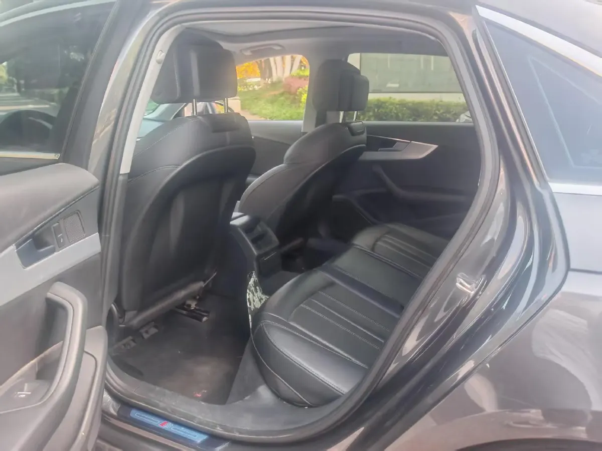 2022 Audi A4L 2.0T 190HP L4 7DCT,autocango,china used car exporter,china ev exporter,chinese used car exporter,chinese used ev exporter