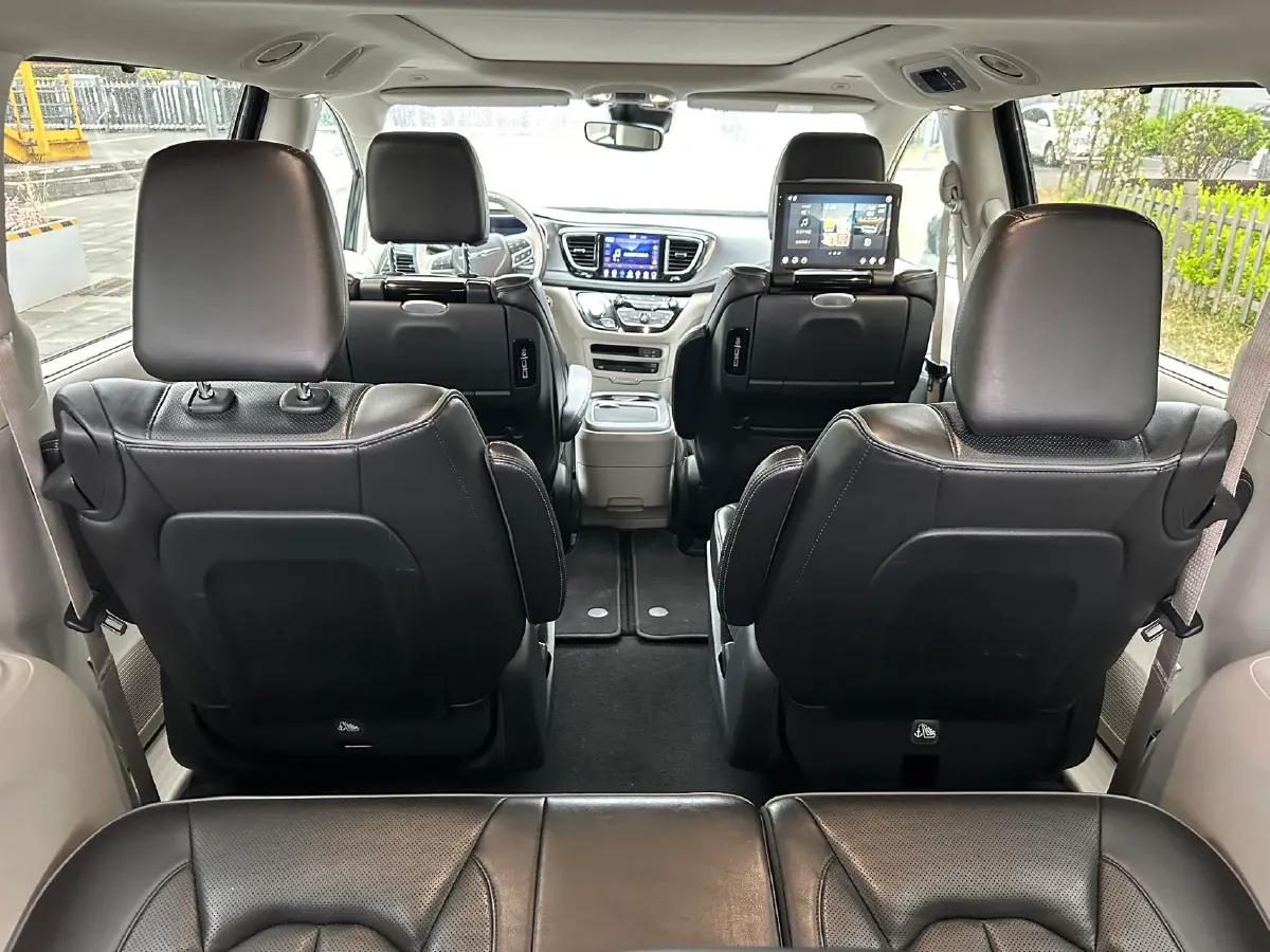 2017 Chrysler Pacifica 3.6L 279HP V6 9AT,autocango,china used car exporter,china ev exporter,chinese used car exporter,chinese used ev exporter