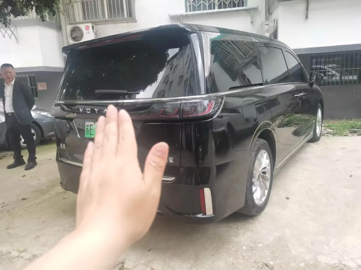2024 Voyah Dream 1.5T 150HP L4 PHEV 43KWH,autocango,china used car exporter,china ev exporter,chinese used car exporter,chinese used ev exporter