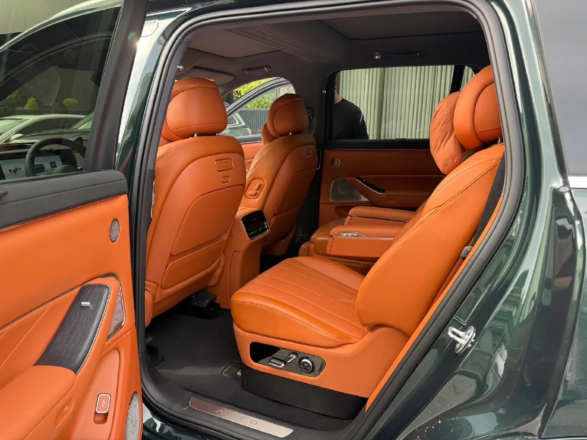 2025 AITO AITO M8 REEV 160HP REEV 53.4KWH,autocango,china used car exporter,china ev exporter,chinese used car exporter,chinese used ev exporter