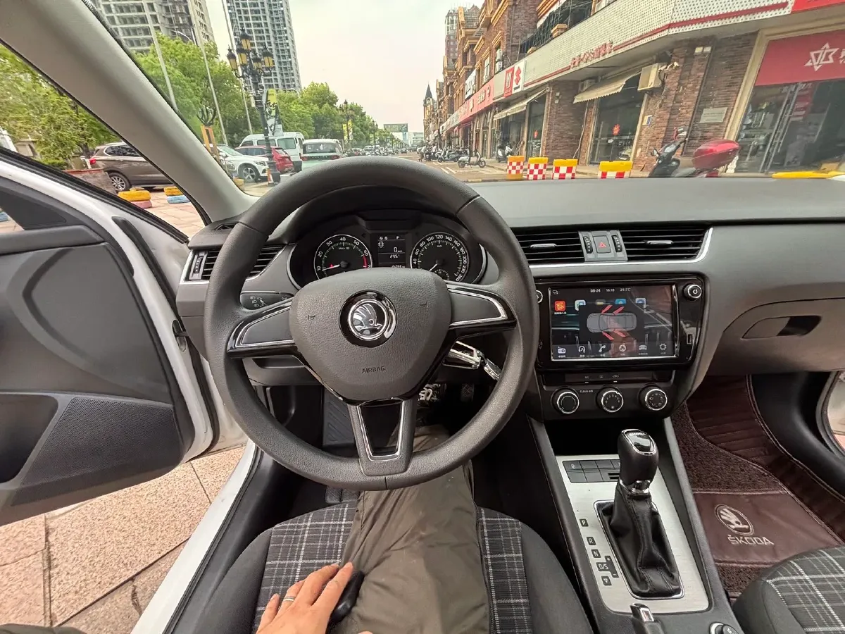 2018 Skoda Octavia 1.6L 110HP L4 6AT,autocango,china used car exporter,china ev exporter,chinese used car exporter,chinese used ev exporter