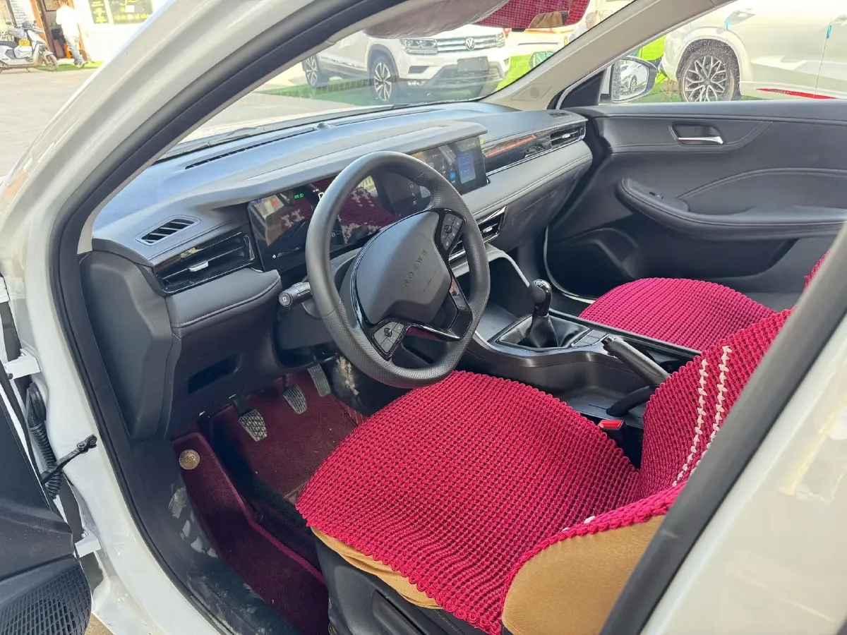 2023 Roewe i5 1.5L 129HP L4 5MT,autocango,china used car exporter,china ev exporter,chinese used car exporter,chinese used ev exporter