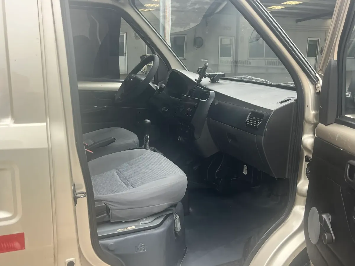 2020 WuLing RongGuang 1.5L 99HP L4 5MT,autocango,china used car exporter,china ev exporter,chinese used car exporter,chinese used ev exporter