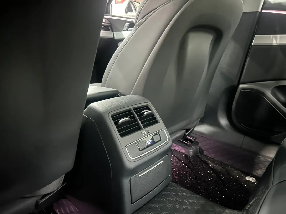 2025 Audi A4L 2.0T 190HP L4 7DCT,autocango,china used car exporter,china ev exporter,chinese used car exporter,chinese used ev exporter