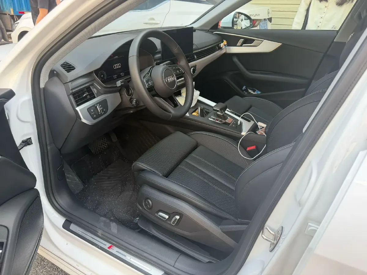 2025 Audi A4L 2.0T 190HP L4 7DCT,autocango,china used car exporter,china ev exporter,chinese used car exporter,chinese used ev exporter