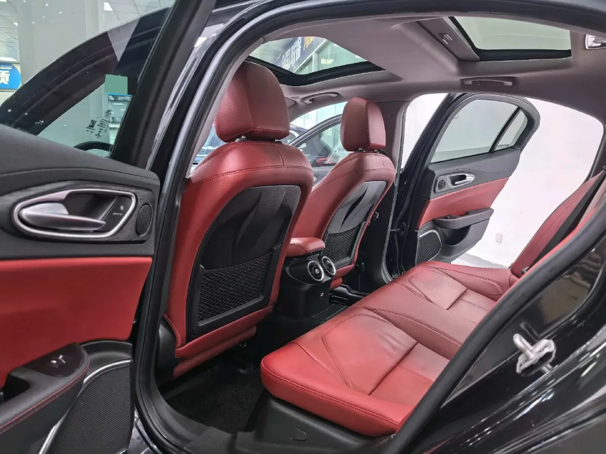 2021 Alfa Romeo Giulia 2.0T 280HP L4 8AT,autocango,china used car exporter,china ev exporter,chinese used car exporter,chinese used ev exporter