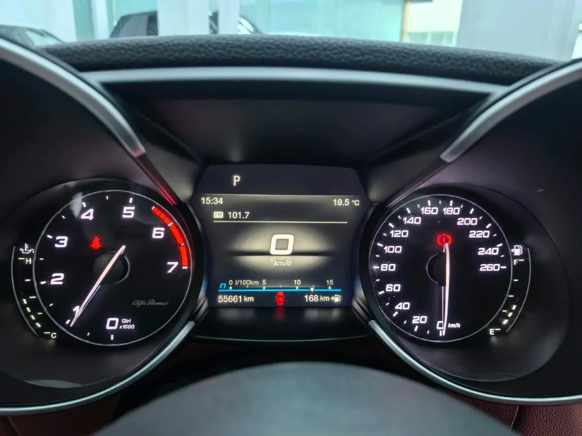 2021 Alfa Romeo Giulia 2.0T 280HP L4 8AT,autocango,china used car exporter,china ev exporter,chinese used car exporter,chinese used ev exporter