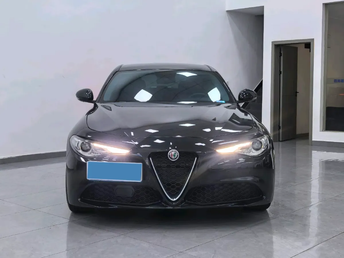2021 Alfa Romeo Giulia 2.0T 280HP L4 8AT,autocango,china used car exporter,china ev exporter,chinese used car exporter,chinese used ev exporter