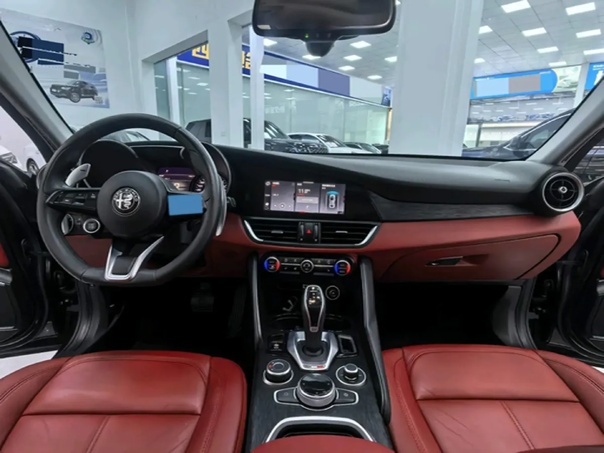 2021 Alfa Romeo Giulia 2.0T 280HP L4 8AT,autocango,china used car exporter,china ev exporter,chinese used car exporter,chinese used ev exporter