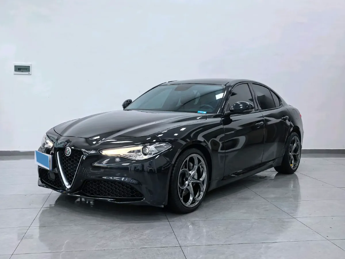 2021 Alfa Romeo Giulia 2.0T 280HP L4 8AT,autocango,china used car exporter,china ev exporter,chinese used car exporter,chinese used ev exporter