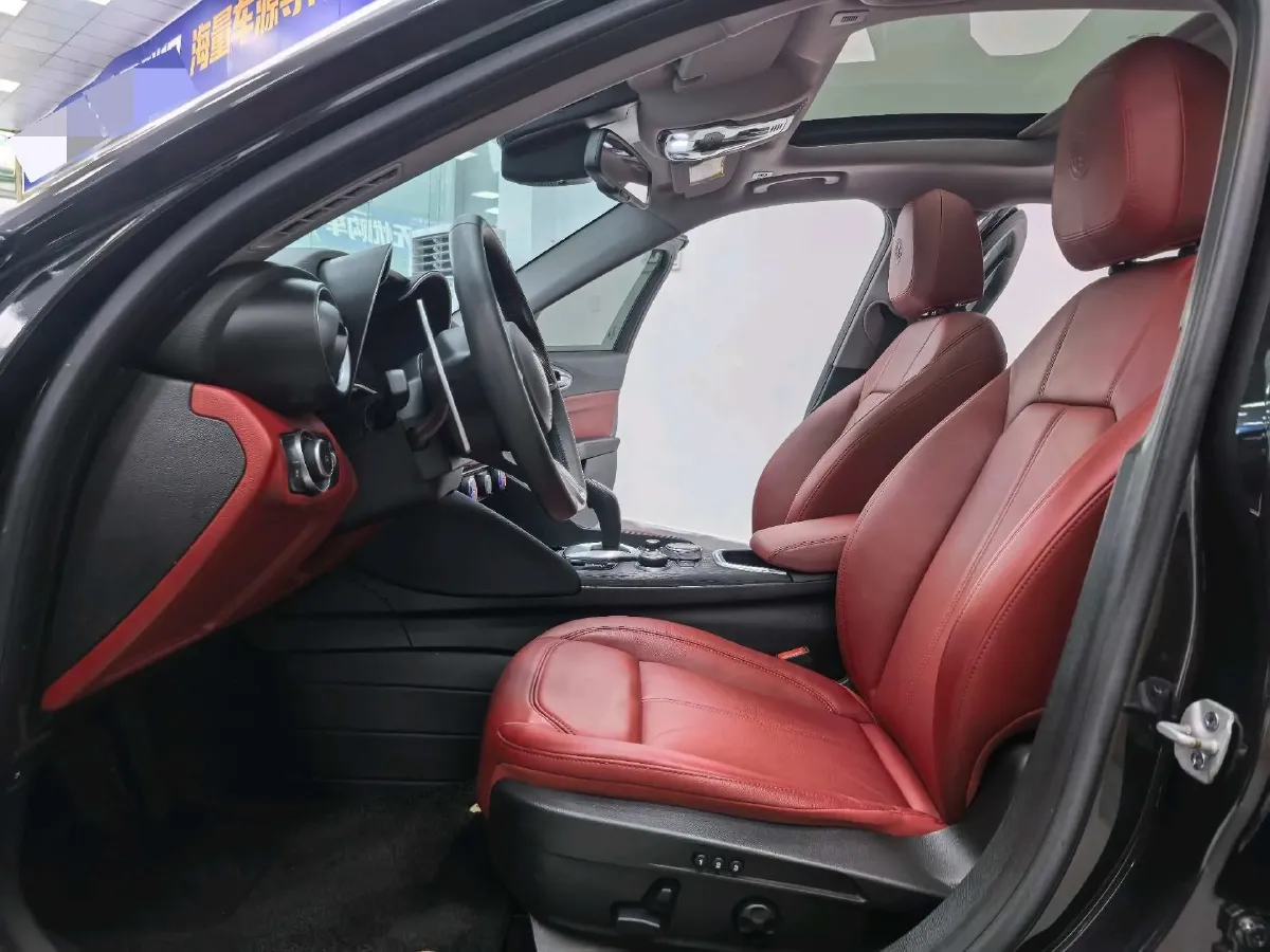 2021 Alfa Romeo Giulia 2.0T 280HP L4 8AT,autocango,china used car exporter,china ev exporter,chinese used car exporter,chinese used ev exporter