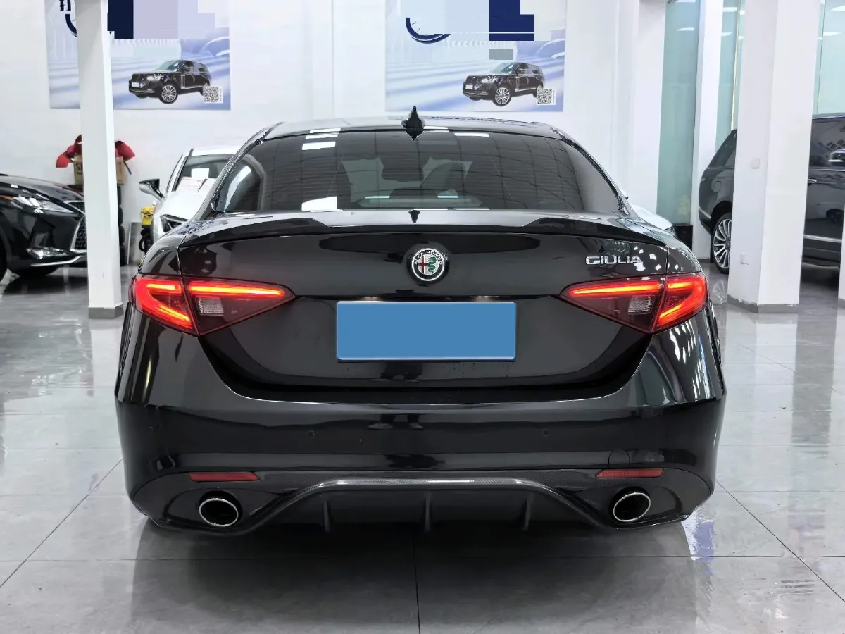 2021 Alfa Romeo Giulia 2.0T 280HP L4 8AT,autocango,china used car exporter,china ev exporter,chinese used car exporter,chinese used ev exporter