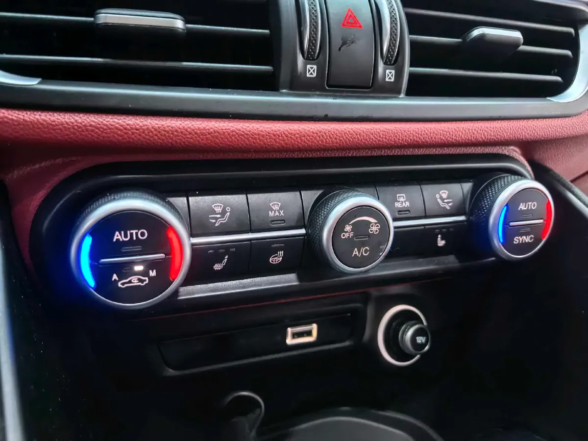 2021 Alfa Romeo Giulia 2.0T 280HP L4 8AT,autocango,china used car exporter,china ev exporter,chinese used car exporter,chinese used ev exporter