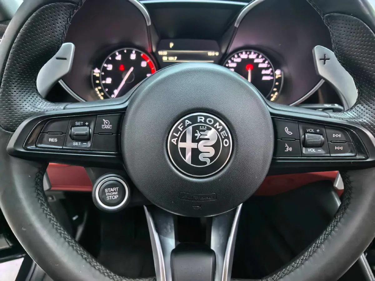 2021 Alfa Romeo Giulia 2.0T 280HP L4 8AT,autocango,china used car exporter,china ev exporter,chinese used car exporter,chinese used ev exporter