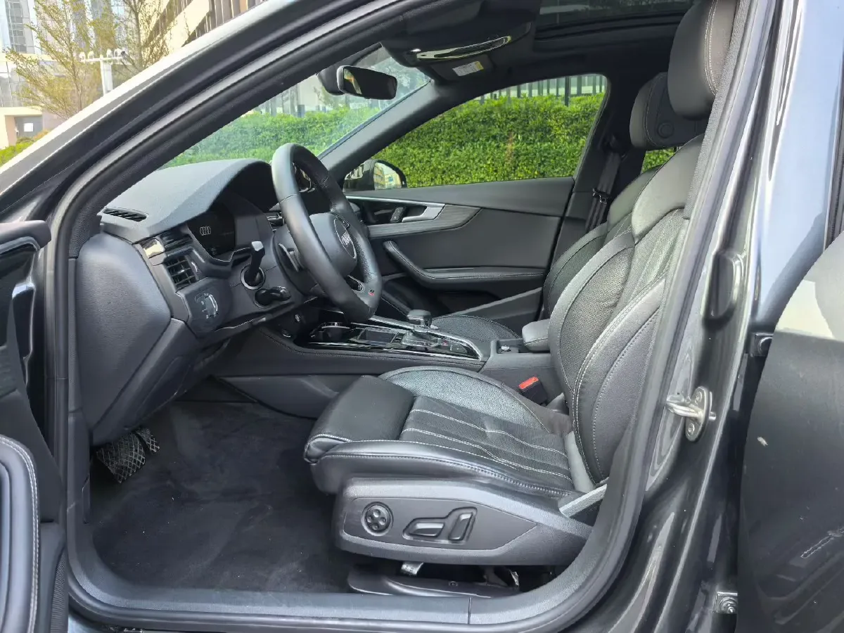 2023 Audi A4L 2.0T 190HP L4 7DCT,autocango,china used car exporter,china ev exporter,chinese used car exporter,chinese used ev exporter