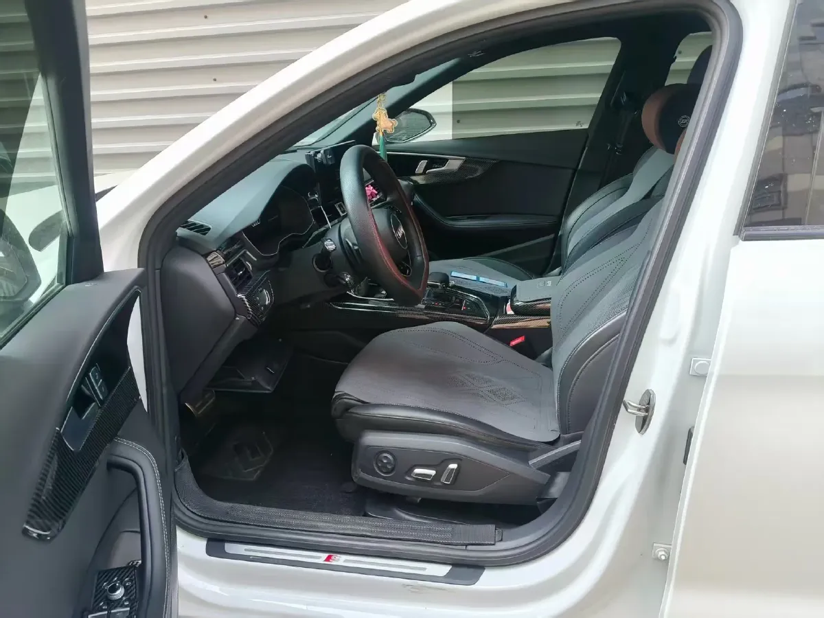 2023 Audi A4L 2.0T 190HP L4 7DCT,autocango,china used car exporter,china ev exporter,chinese used car exporter,chinese used ev exporter