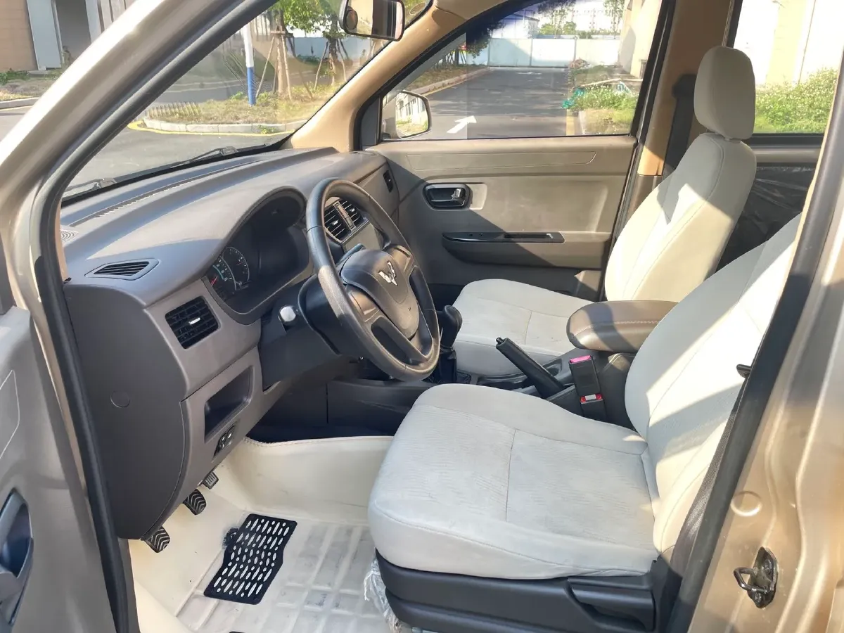 2019 WuLing HongGuang V 1.5L 105HP L4 5MT,autocango,china used car exporter,china ev exporter,chinese used car exporter,chinese used ev exporter