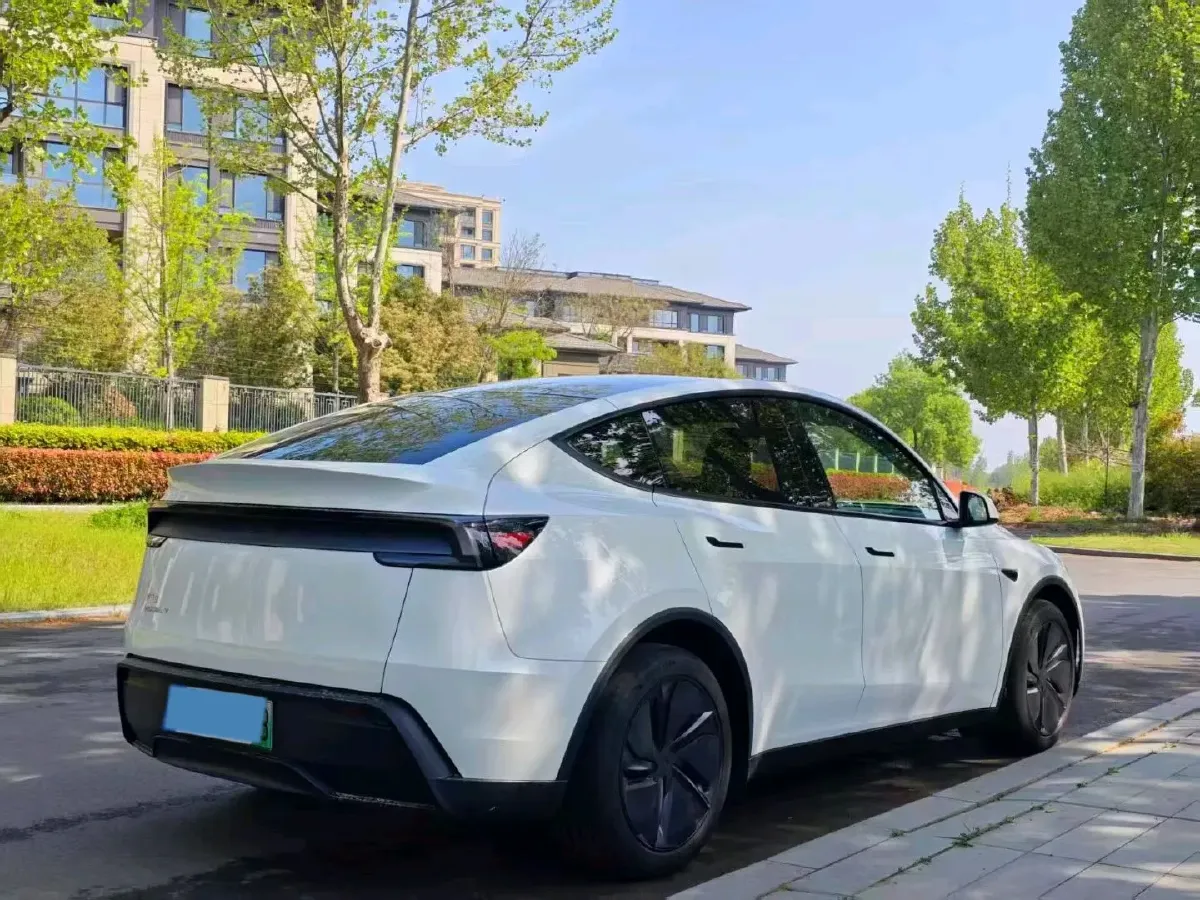 2025 Tesla Model Y BEV 62.5KWH,autocango,china used car exporter,china ev exporter,chinese used car exporter,chinese used ev exporter