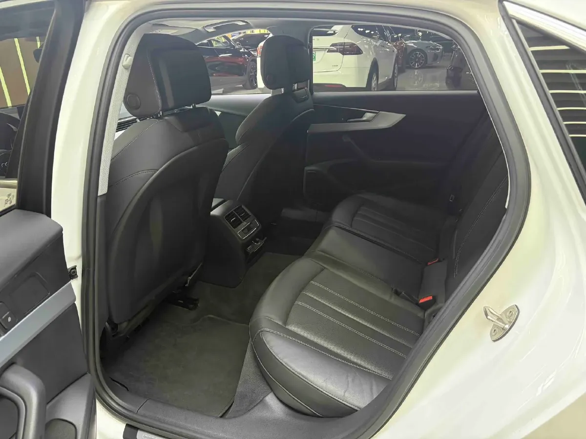 2020 Audi A4L 2.0T 190HP L4 7DCT,autocango,china used car exporter,china ev exporter,chinese used car exporter,chinese used ev exporter