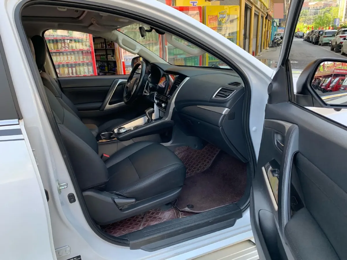 2020 Mitsubishi Pajero 3.0L 209HP V6 8AT,autocango,china used car exporter,china ev exporter,chinese used car exporter,chinese used ev exporter