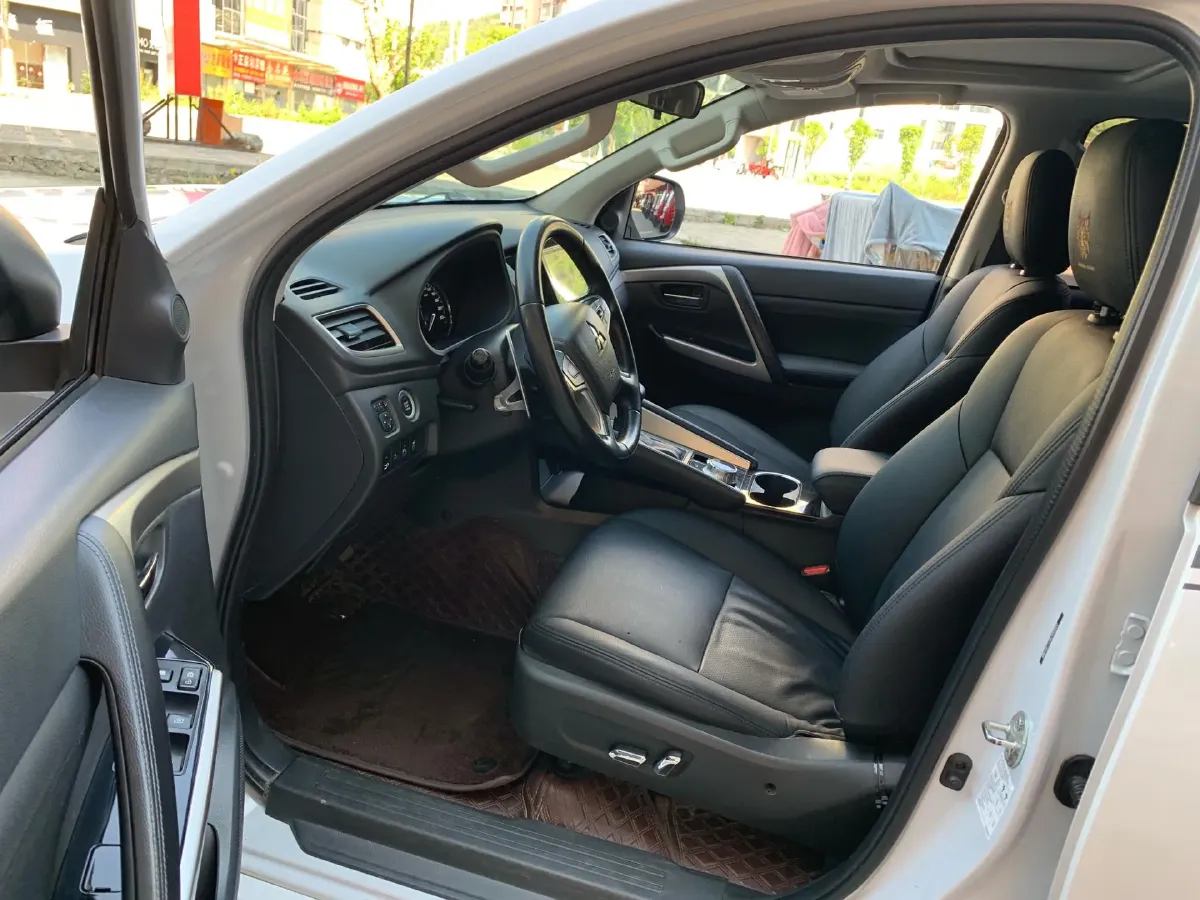 2020 Mitsubishi Pajero 3.0L 209HP V6 8AT,autocango,china used car exporter,china ev exporter,chinese used car exporter,chinese used ev exporter