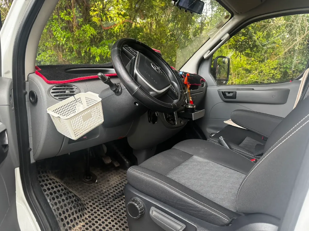 2021 MAXUS XinTu V80 2.0T 127HP L4 6MT,autocango,china used car exporter,china ev exporter,chinese used car exporter,chinese used ev exporter