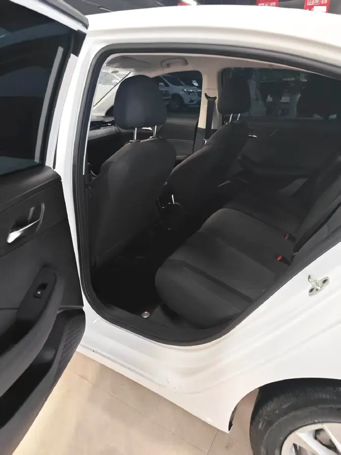 2026 Roewe i5 1.5L 129HP L4 5MT,autocango,china used car exporter,china ev exporter,chinese used car exporter,chinese used ev exporter