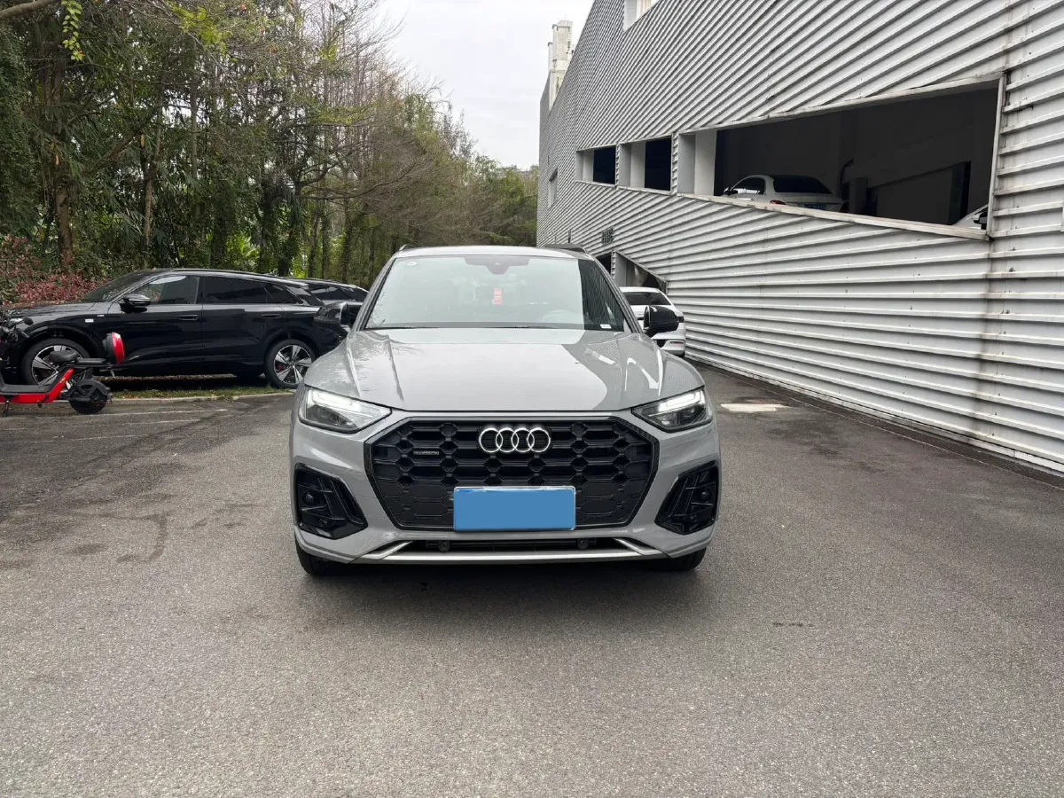 2025 Audi Q5L 2.0T 190HP L4 7DCT,autocango,china used car exporter,china ev exporter,chinese used car exporter,chinese used ev exporter