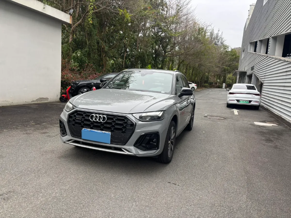 2025 Audi Q5L 2.0T 190HP L4 7DCT,autocango,china used car exporter,china ev exporter,chinese used car exporter,chinese used ev exporter