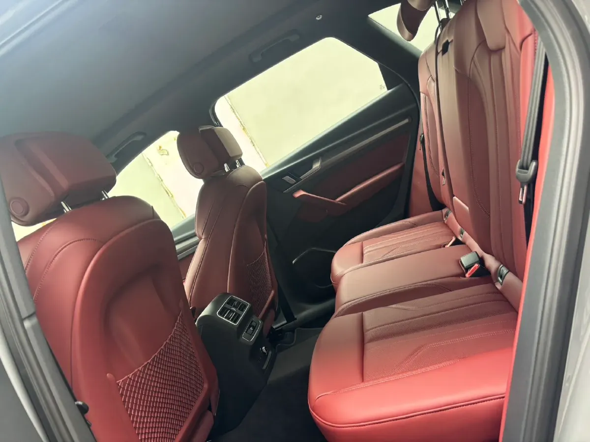 2025 Audi Q5L 2.0T 190HP L4 7DCT,autocango,china used car exporter,china ev exporter,chinese used car exporter,chinese used ev exporter