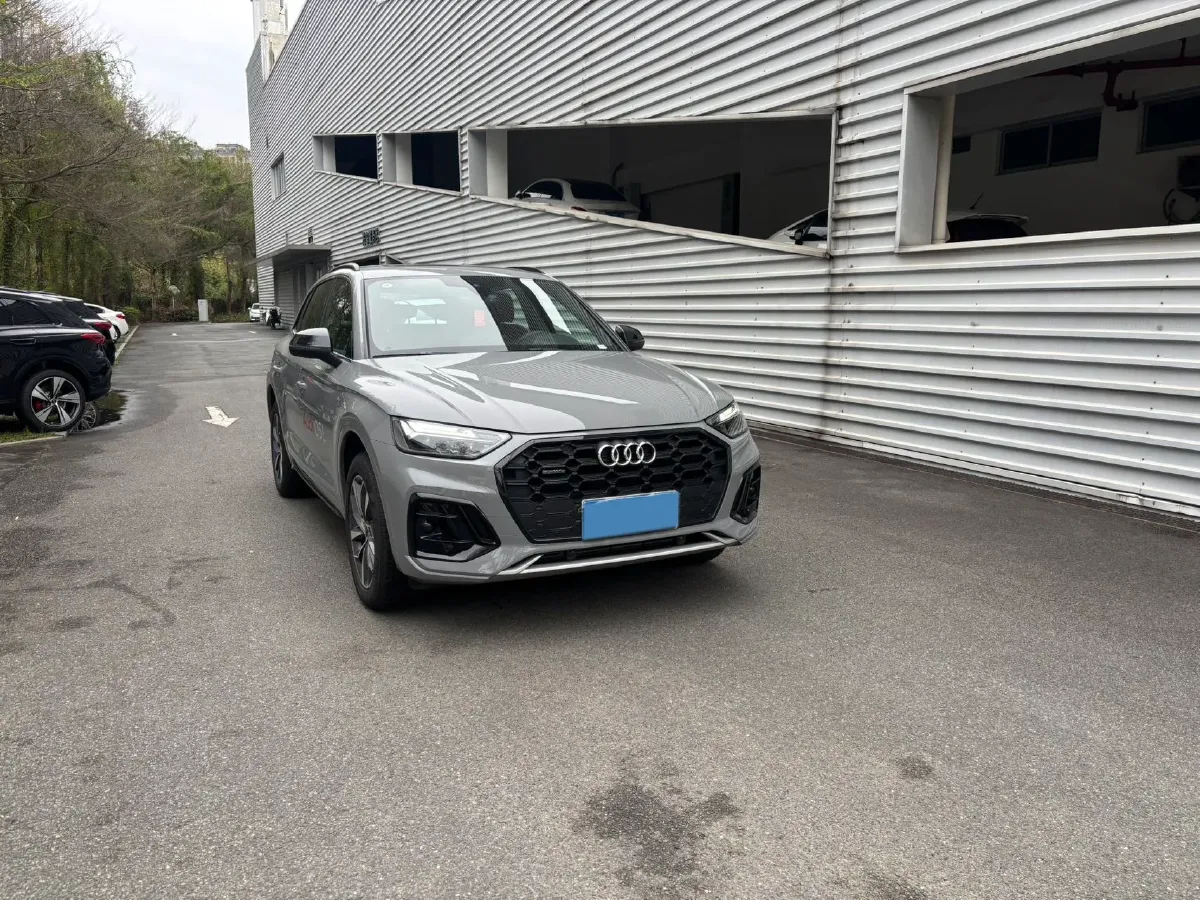 2025 Audi Q5L 2.0T 190HP L4 7DCT,autocango,china used car exporter,china ev exporter,chinese used car exporter,chinese used ev exporter