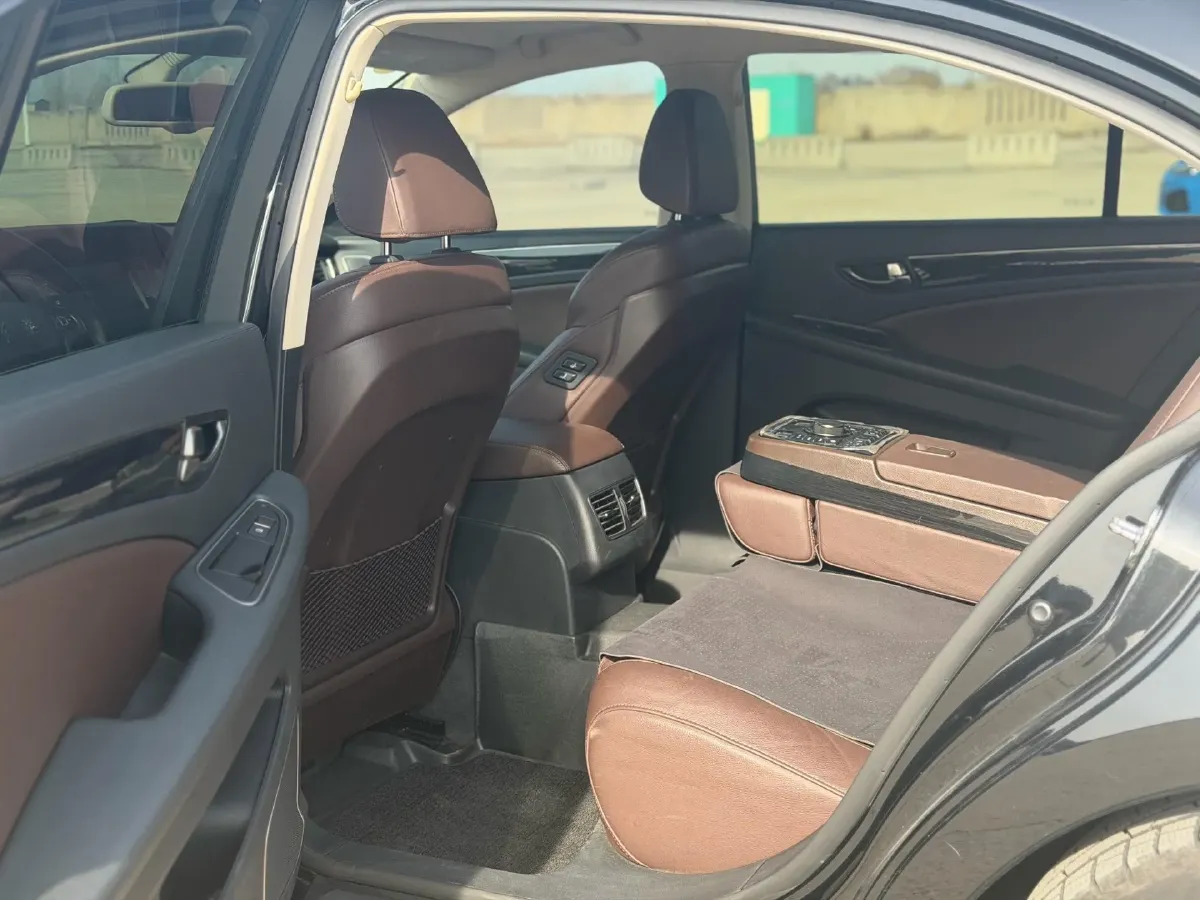 2019 HongQi H7 2.0T 204HP L4 6AT,autocango,china used car exporter,china ev exporter,chinese used car exporter,chinese used ev exporter