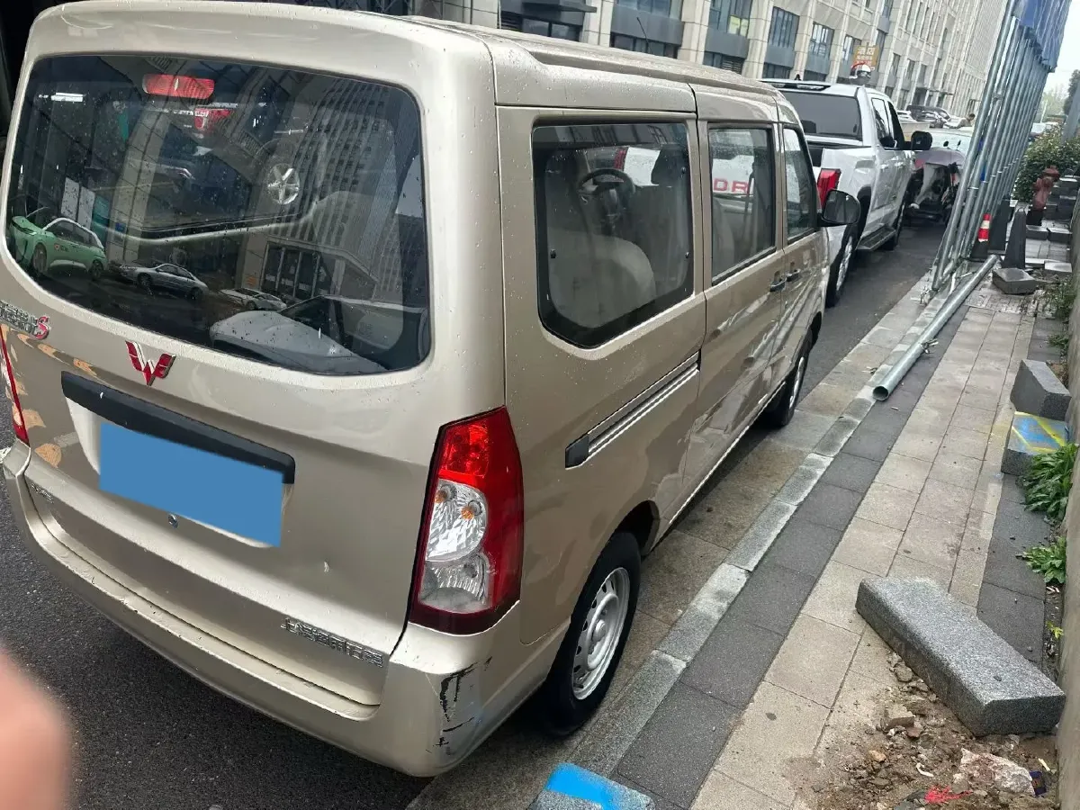 2021 WuLing RongGuang S 1.2L 76HP L4 5MT,autocango,china used car exporter,china ev exporter,chinese used car exporter,chinese used ev exporter