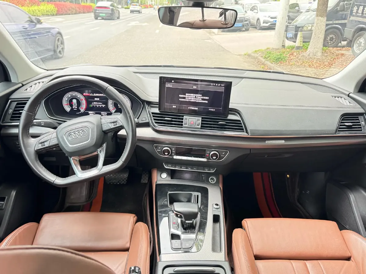 2022 Audi Q5L 2.0T 190HP L4 7DCT,autocango,china used car exporter,china ev exporter,chinese used car exporter,chinese used ev exporter