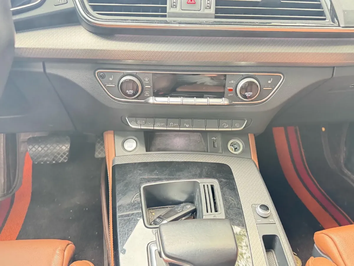 2022 Audi Q5L 2.0T 190HP L4 7DCT,autocango,china used car exporter,china ev exporter,chinese used car exporter,chinese used ev exporter