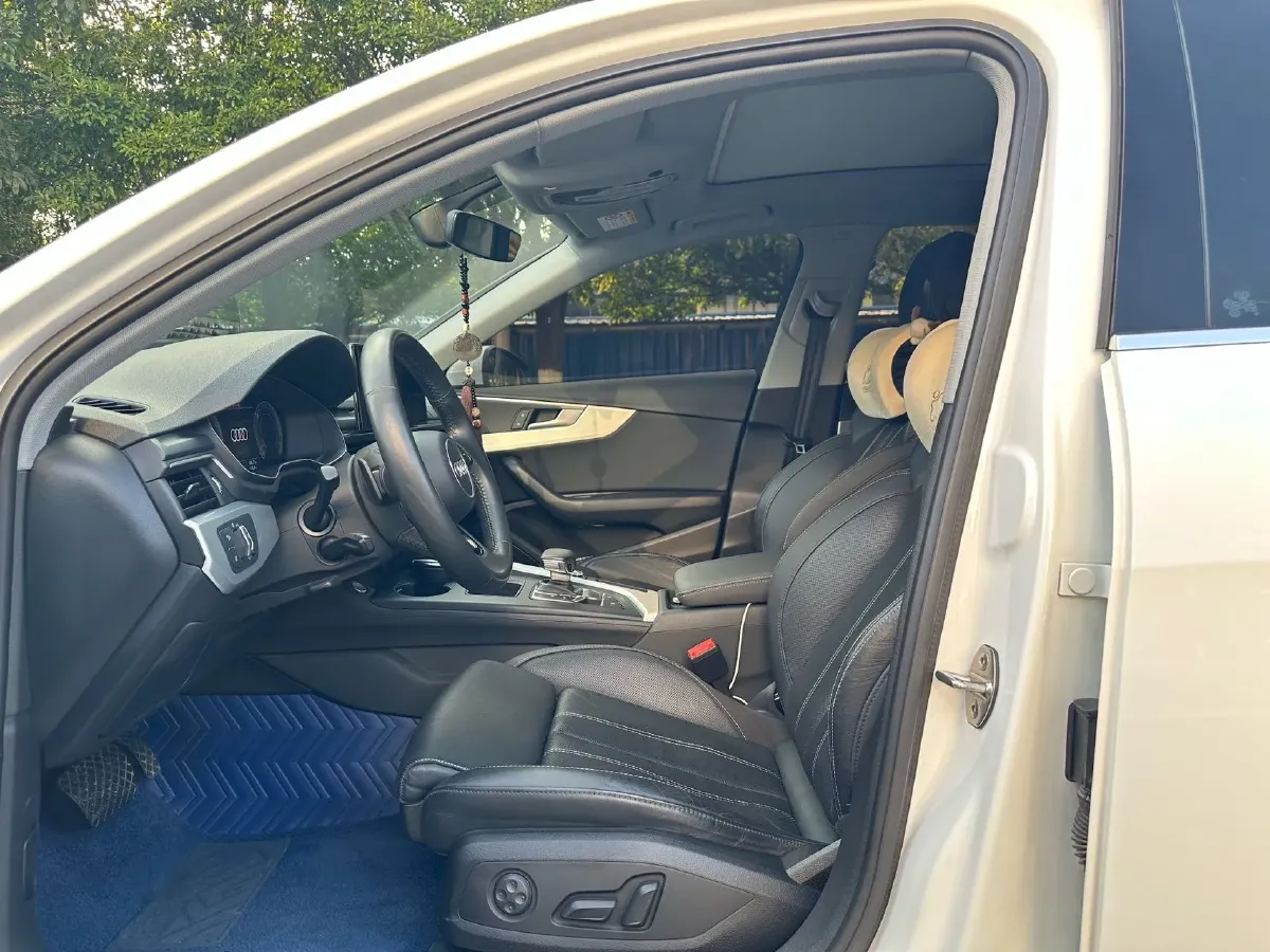 2022 Audi A4L 2.0T 190HP L4 7DCT,autocango,china used car exporter,china ev exporter,chinese used car exporter,chinese used ev exporter