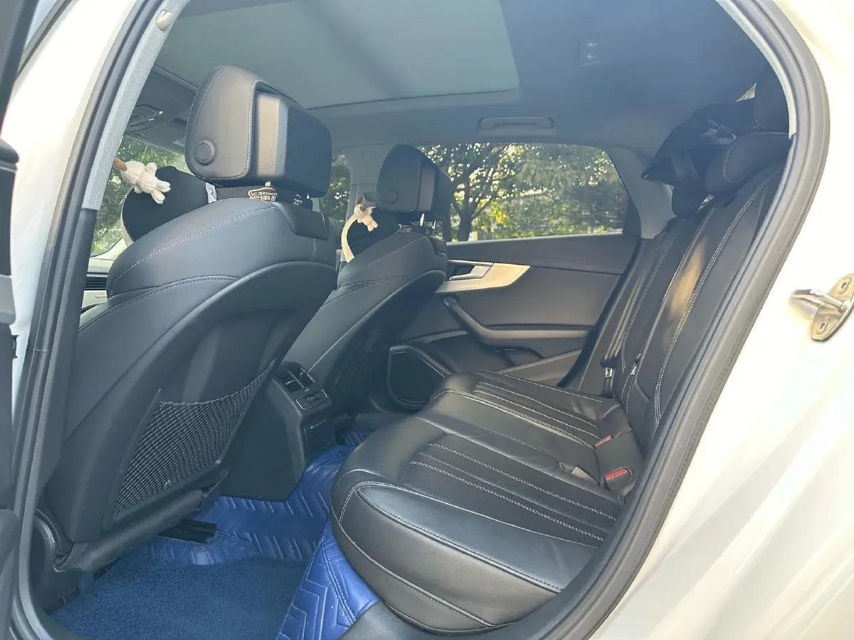 2022 Audi A4L 2.0T 190HP L4 7DCT,autocango,china used car exporter,china ev exporter,chinese used car exporter,chinese used ev exporter